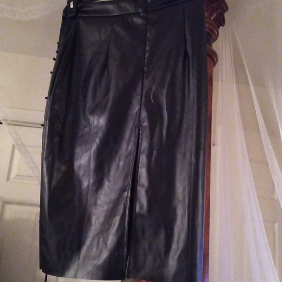 Pu skirt with black pearls - Picture 7 of 8